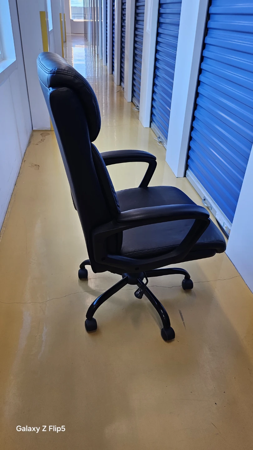 Black office chair available immediately. - photo 4