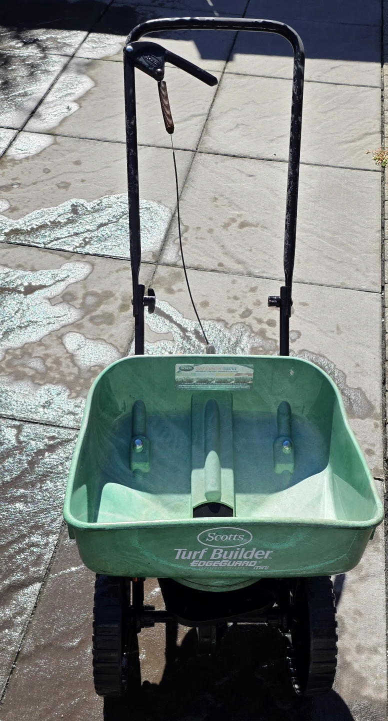 Scotts Turf Builder Mini Edgeguard Broadcast Spreader