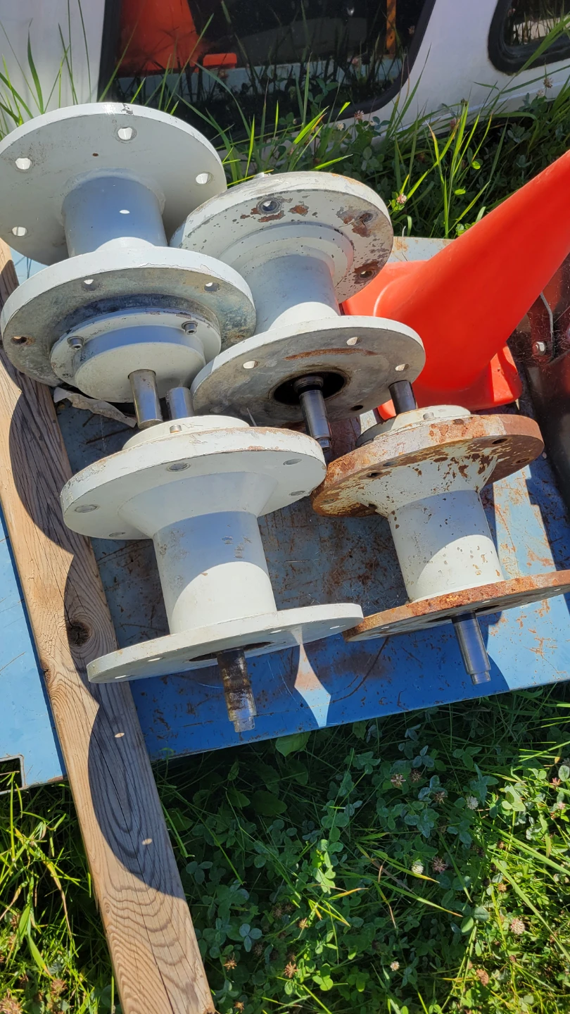 Tank mixer hubs