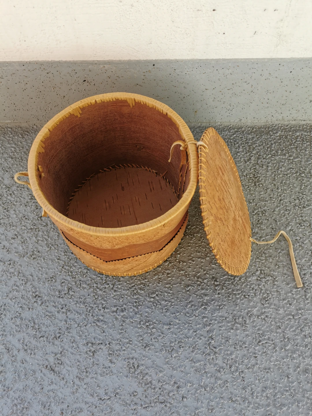 Vintage Handcrafted Birch Bark Lidded Box Vessel Leather Tie - photo 5