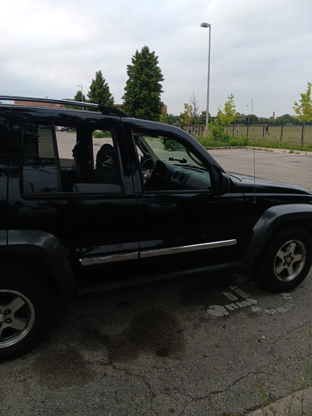 Jeep Liberty Black SUV - photo 5