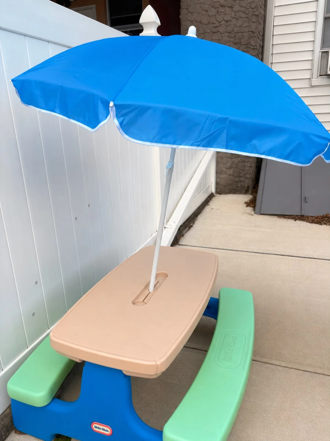 Little Tikes  Kids Picnic Table with Umbrella