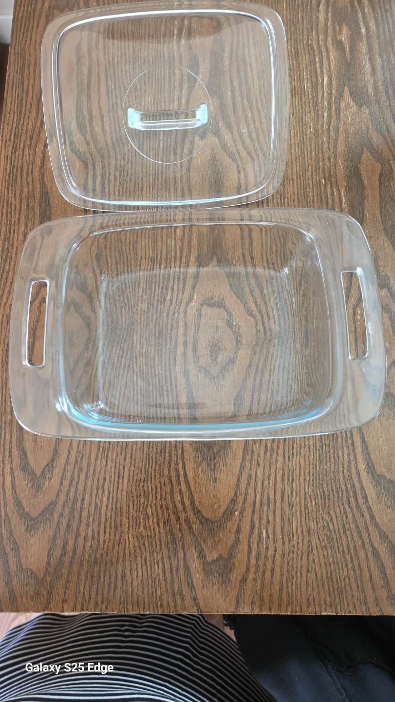Pyrex glass baking dish with lid