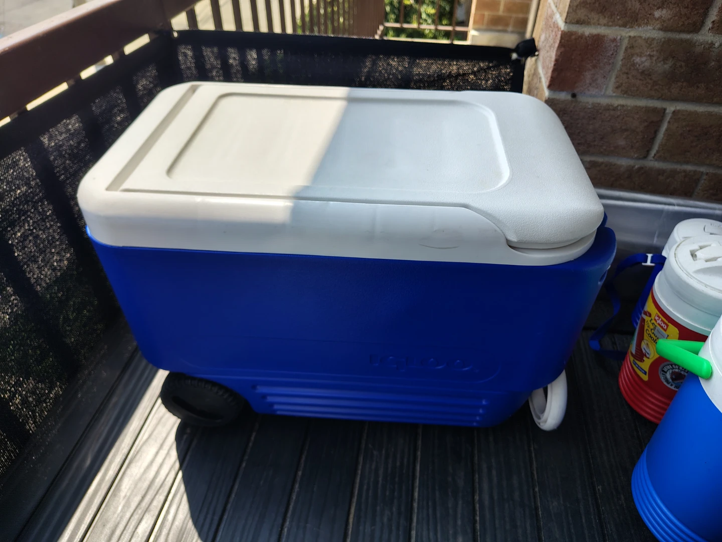 Igloo 38 qt cooler with wheels
