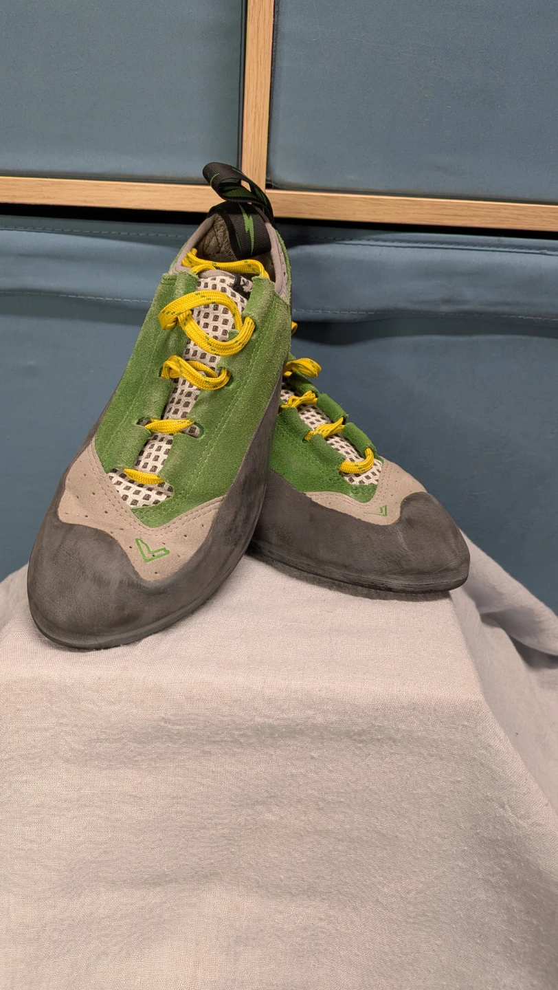 Evolv Climbing Shoes Size 9