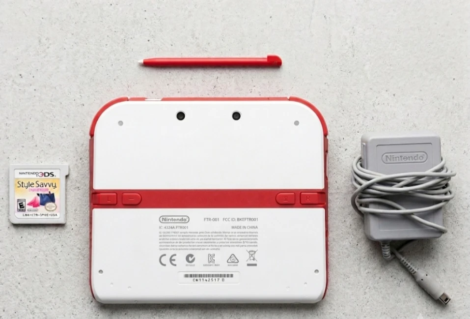 Nintendo 2DS  + Game Style Savvy Bundle - photo 2