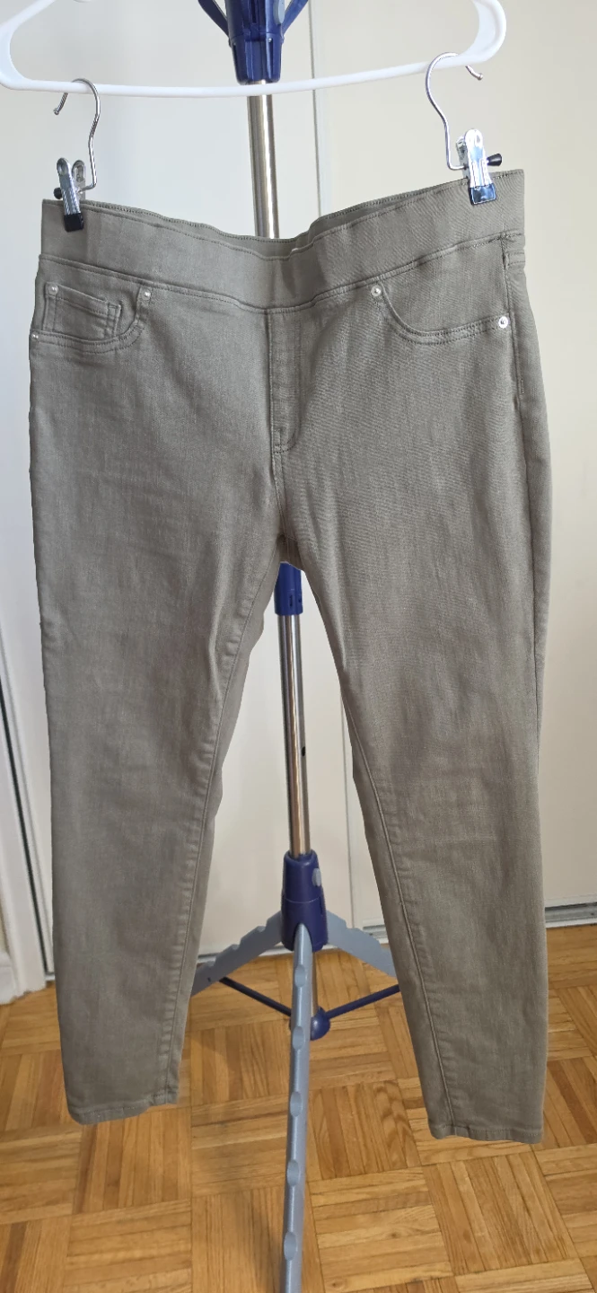 Never worn Amazon Essentials Olive Pull-on Pants