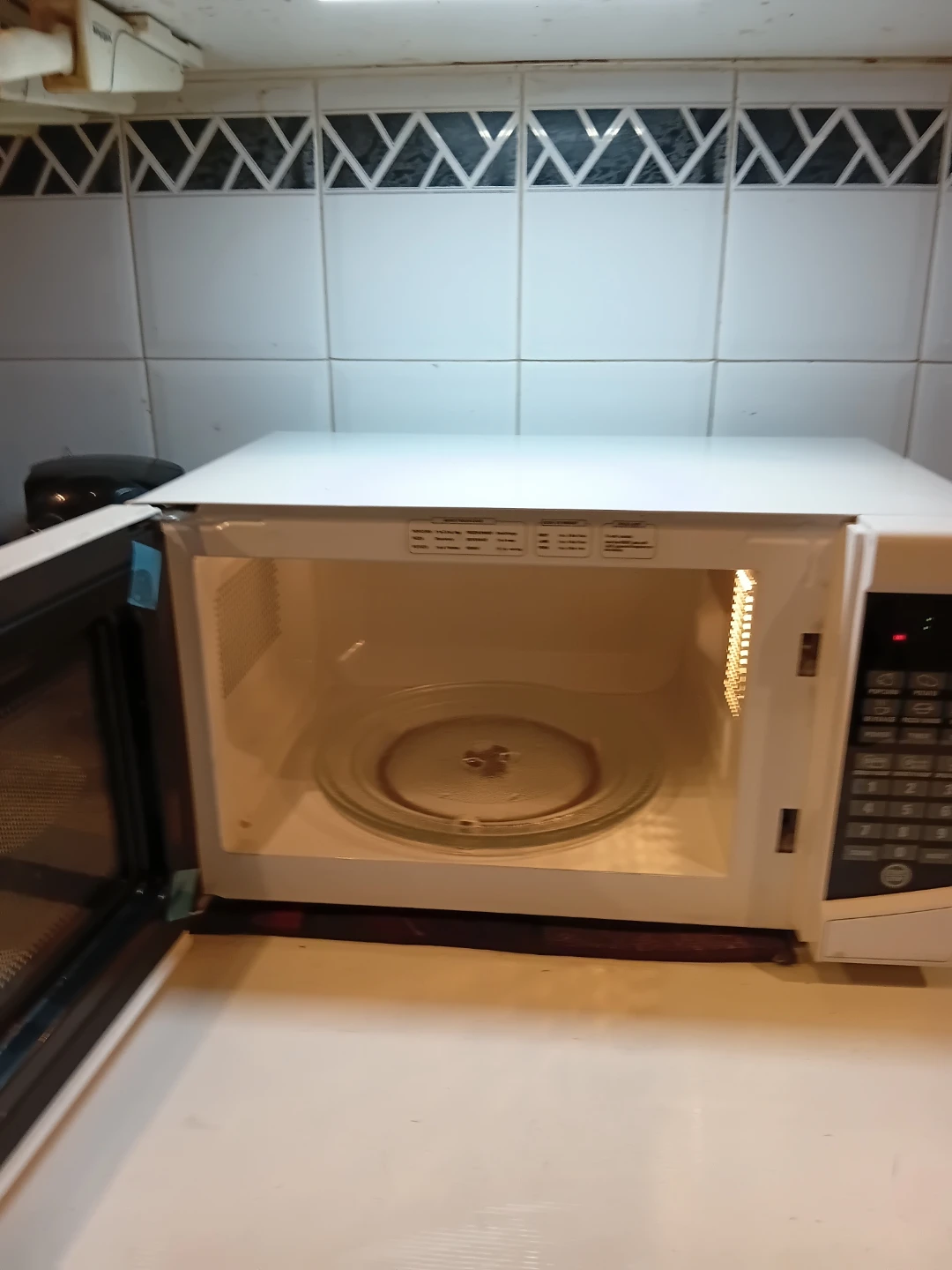 RCA Compact Countertop White Microwave READ DESCRIPTION ON SIZE - photo 2