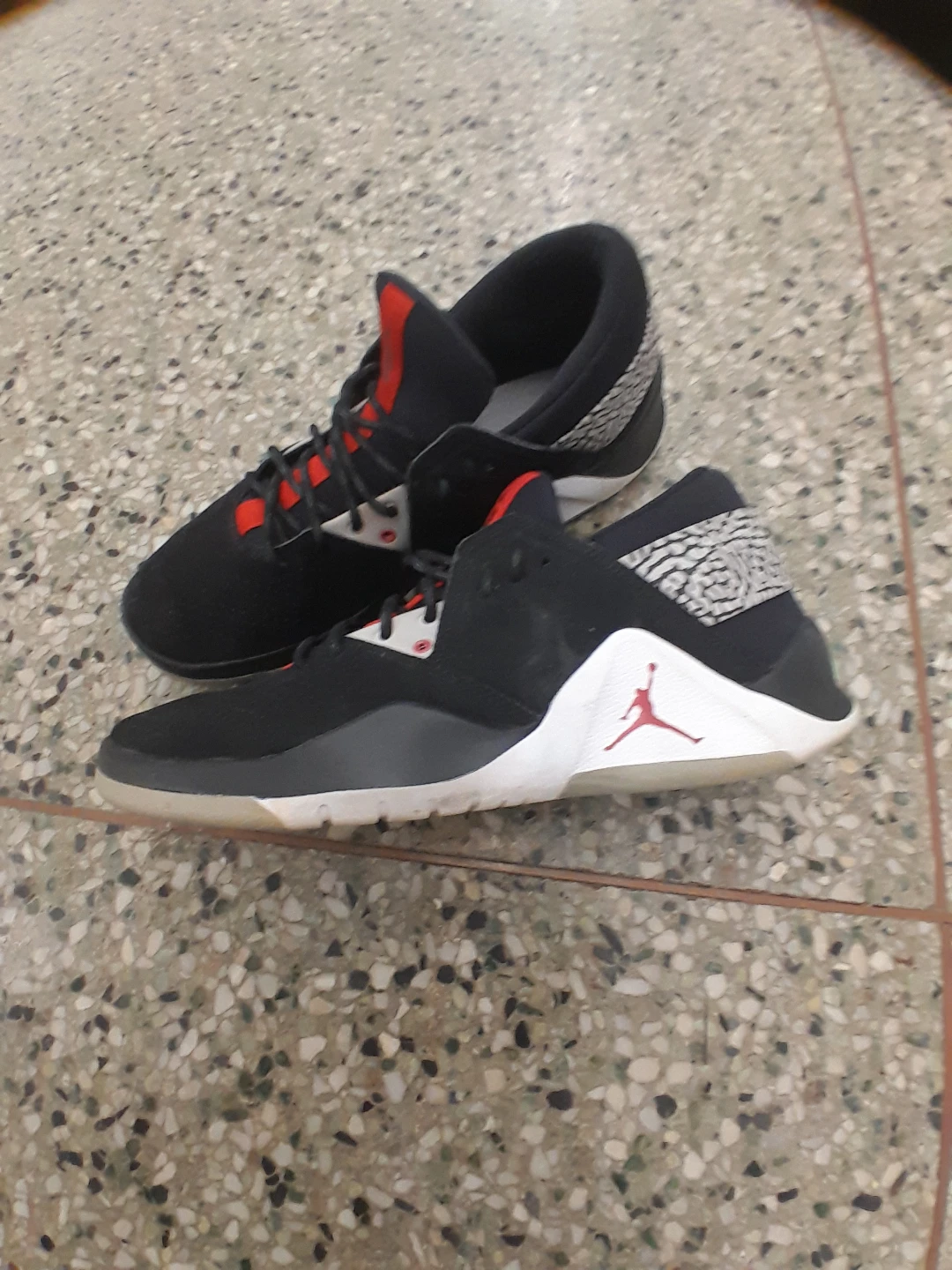 Jordan Men's Black Red Basketball Shoes Size 9.5 - photo 2