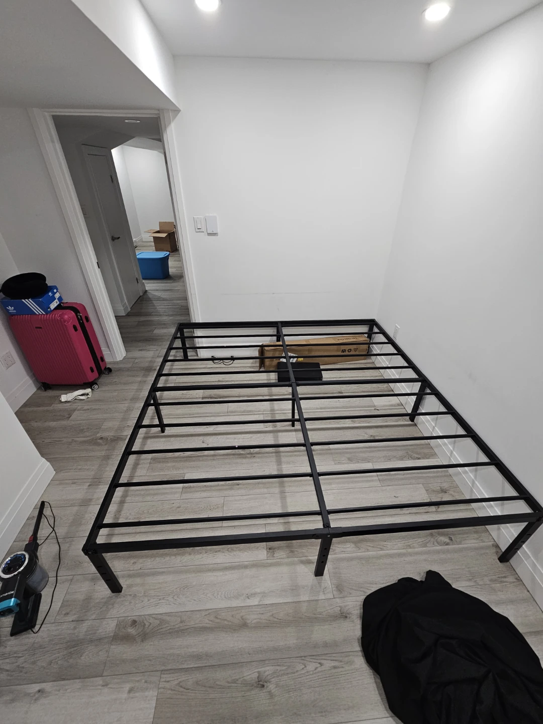 Upcanso 16" King Size Modern Metal Bed Frame.