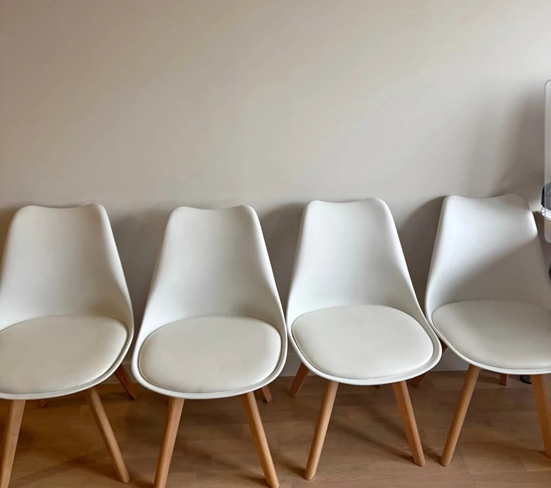 Like new set of 4 white dining chairs very comfortable - photo 2