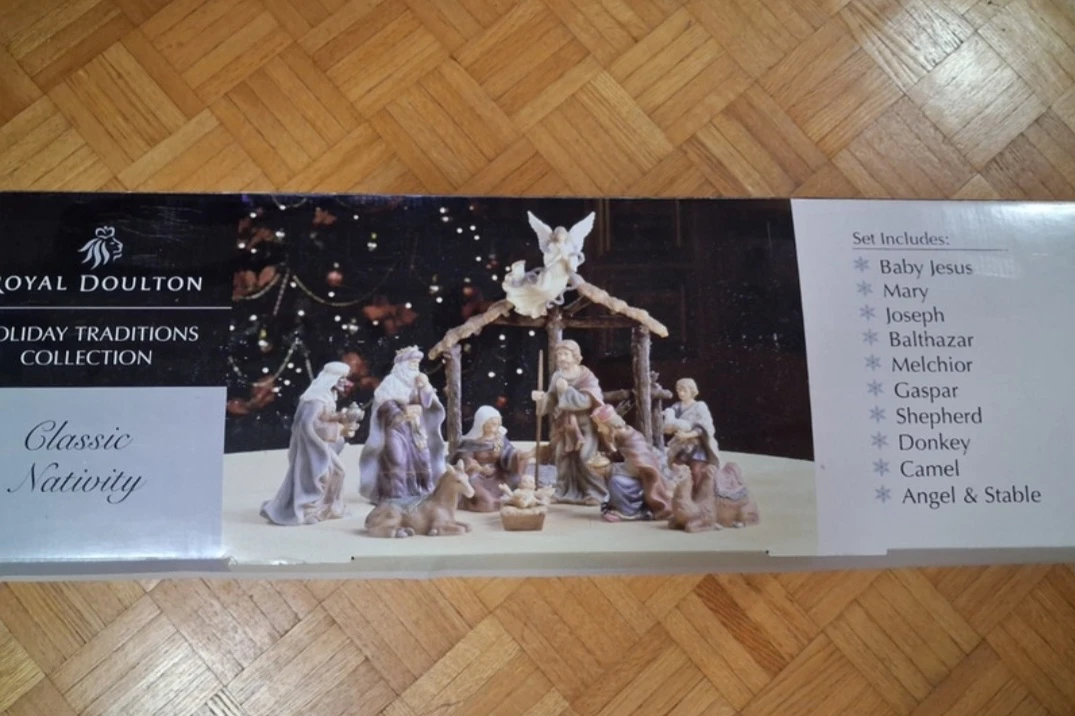 Royal Doulton Porcelain Christmas Nativity Set - photo 2