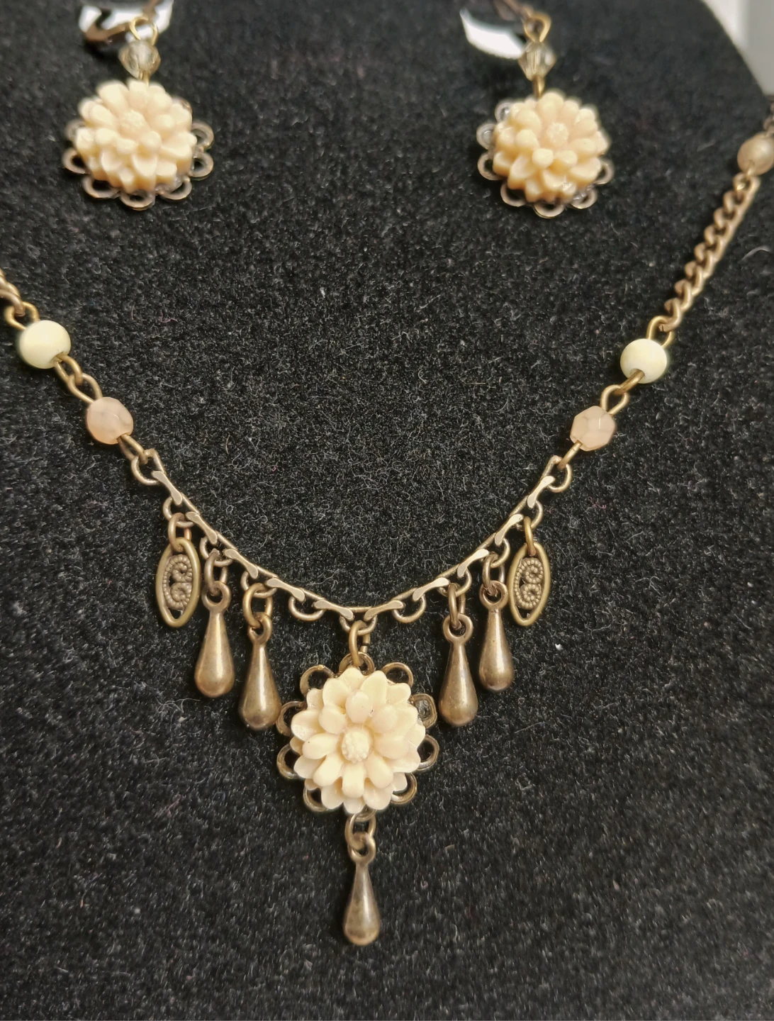 Vintage-Style Floral Necklace and Earring Set - photo 5