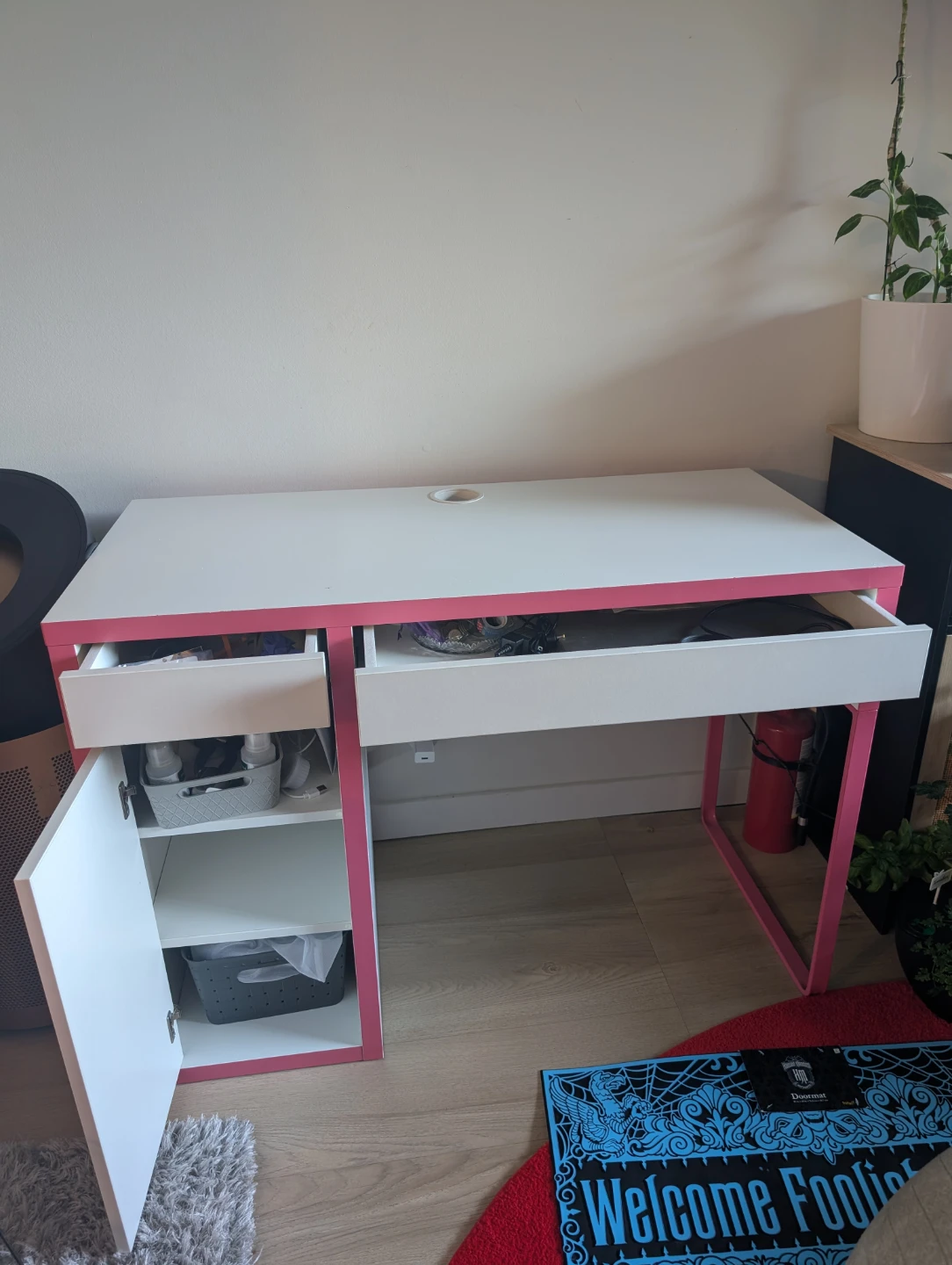 White and pink desk
