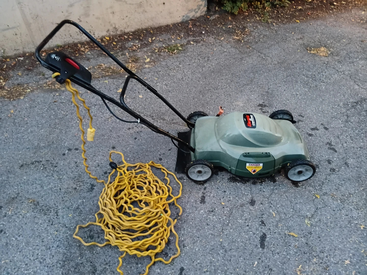 Blsck & Decker Electric 18-inch Mulching Lawn Mower (Football)