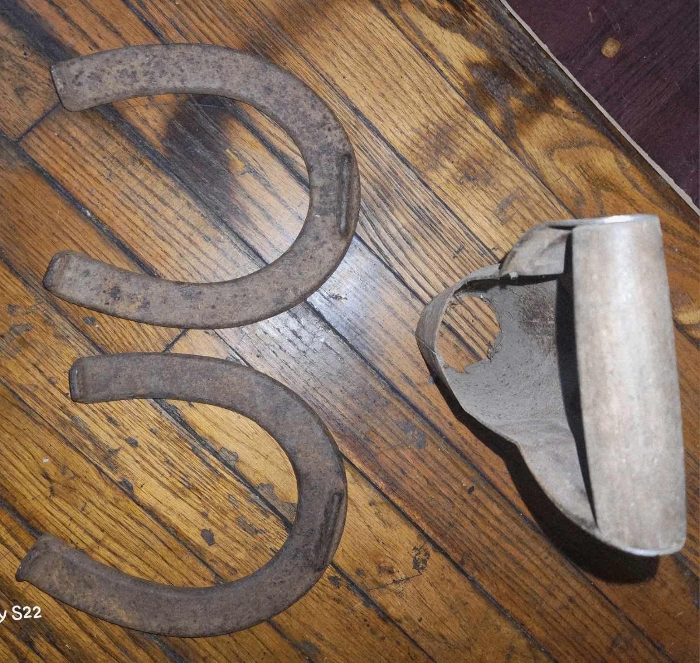 Vintage Metal Horseshoes & Rustic D Handle Shovel Scoop Lot - photo 3