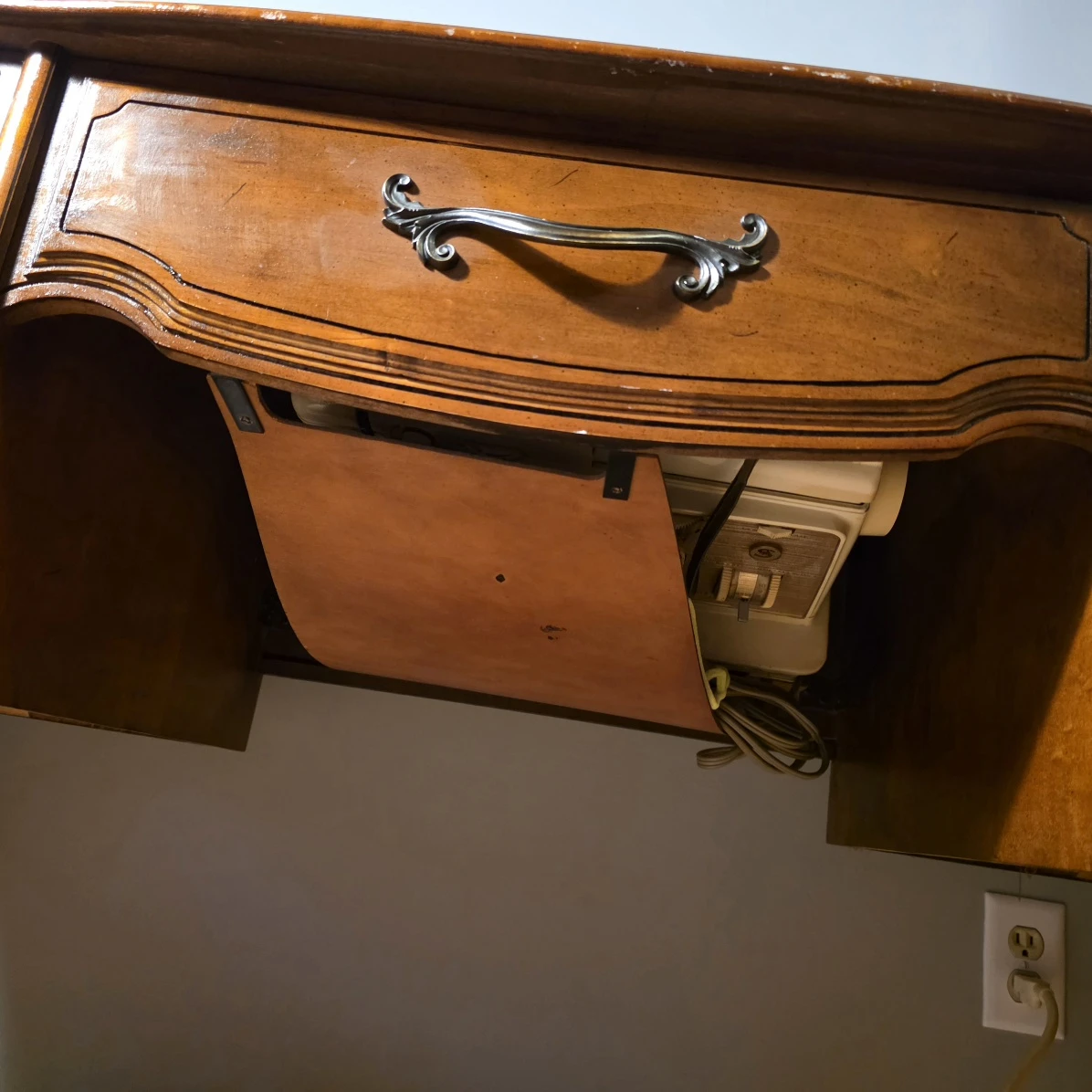Vintage French Provincial Singer Sewing Machine Desk - photo 4
