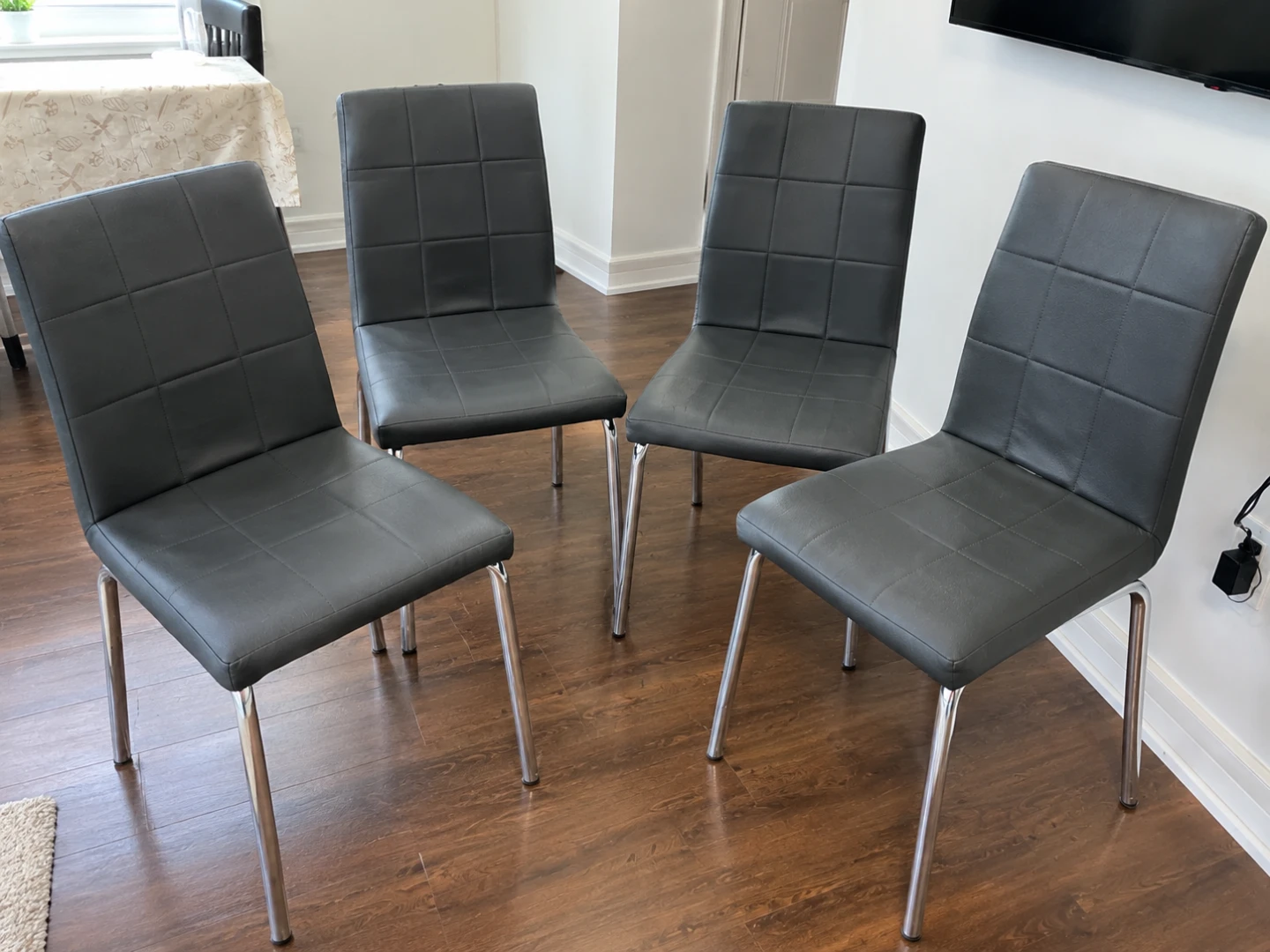 Round Glass Dining Table + 4 Dining Chairs – Good Condition - photo 2