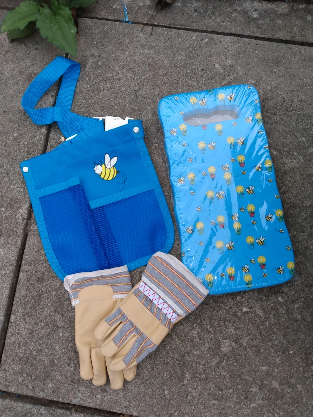 Kids New Outdoor Garden Tool Belt and Kneeling Pad Blue  gloves