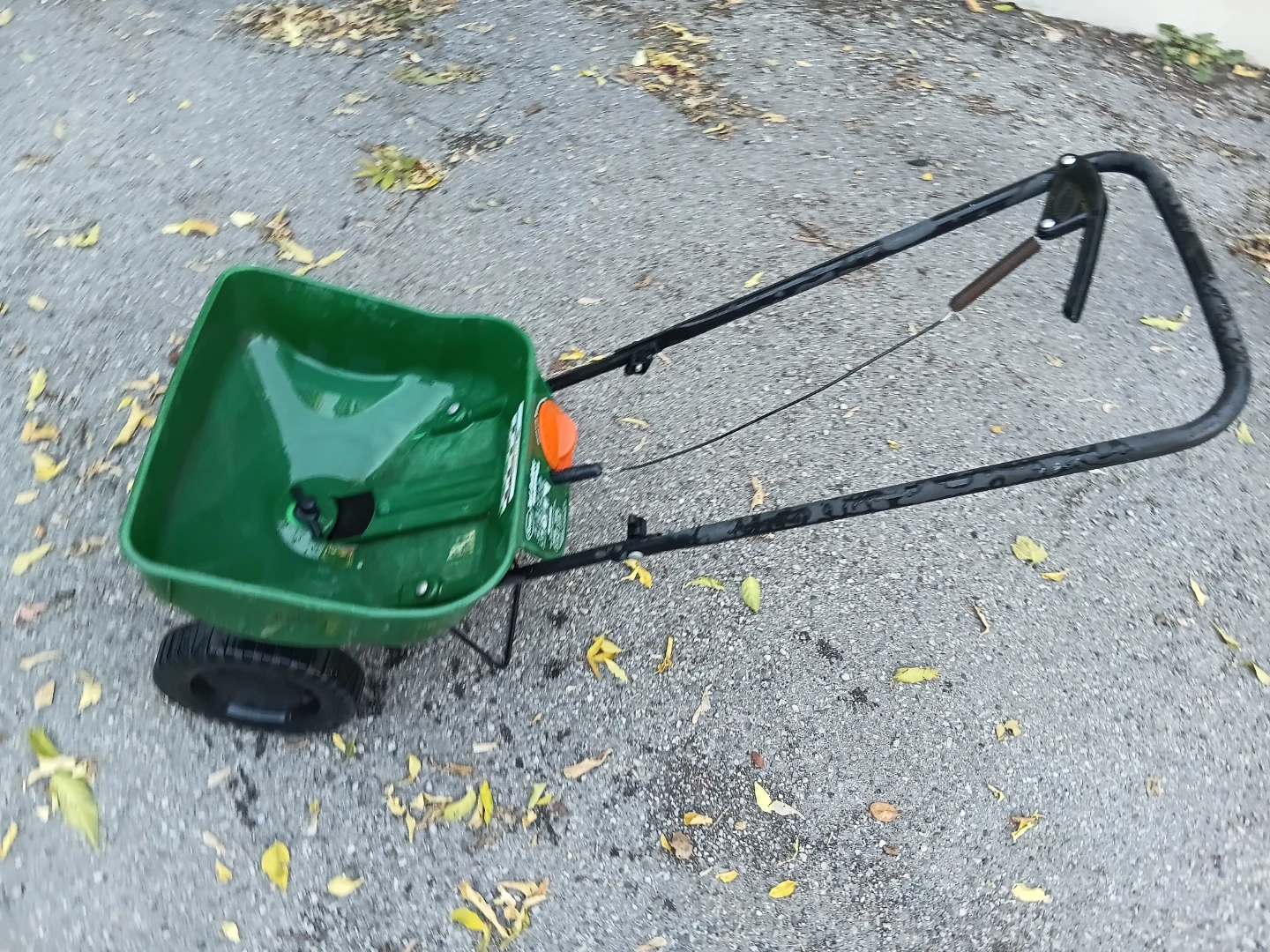 Scotts Turf Builder Broadcast Spreader