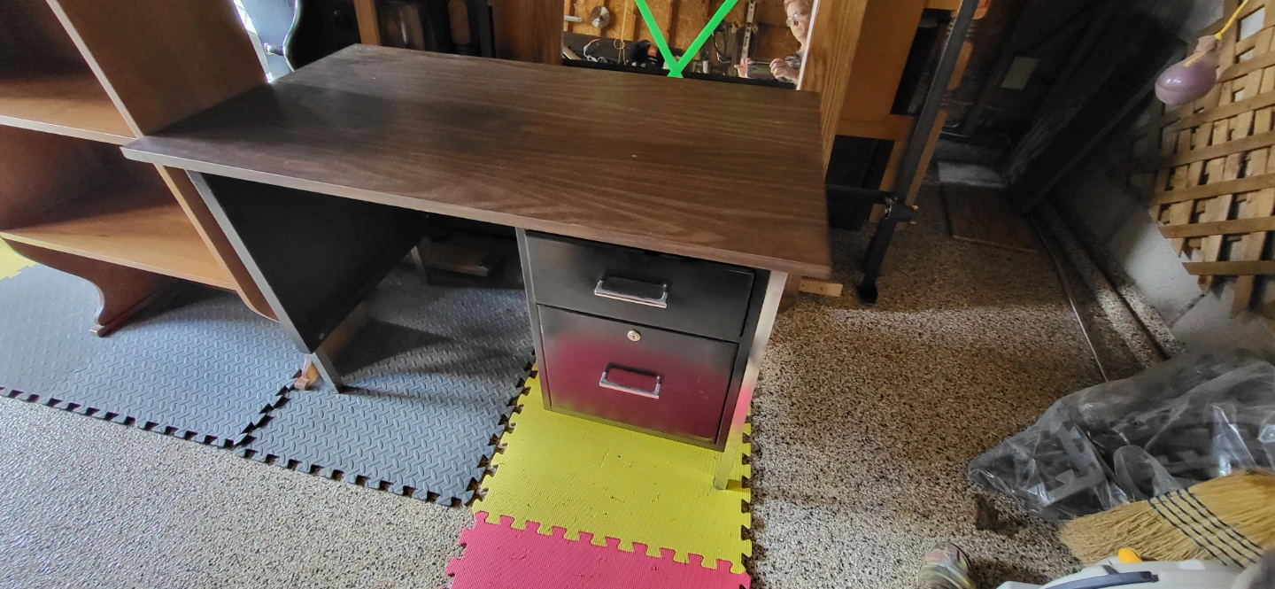 Desk - Ready for pickup - photo 4