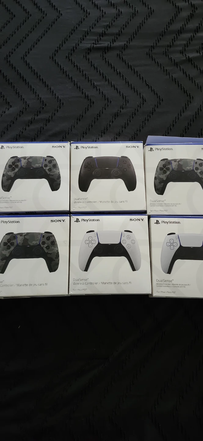 PS5 controllers diff colours - photo 2