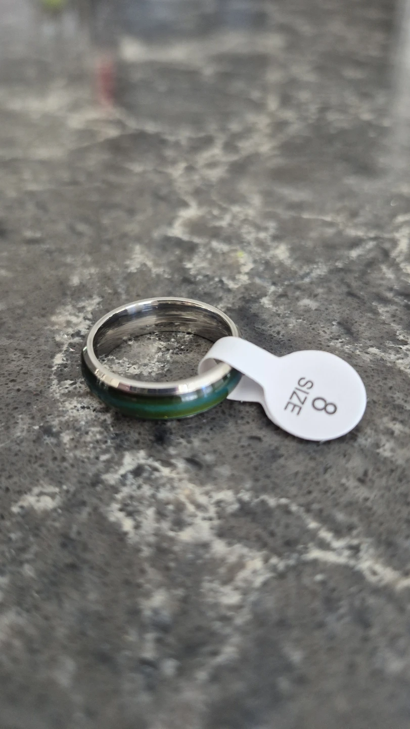 New colour changing mood ring in size 8.