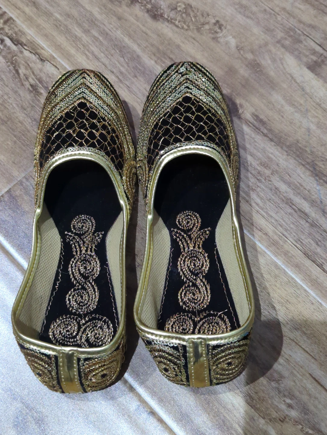 Traditional Embroidered Juttis - photo 3