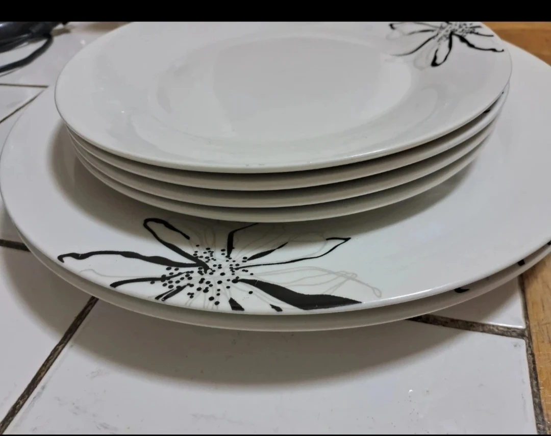 Set of White Floral Plates🏈