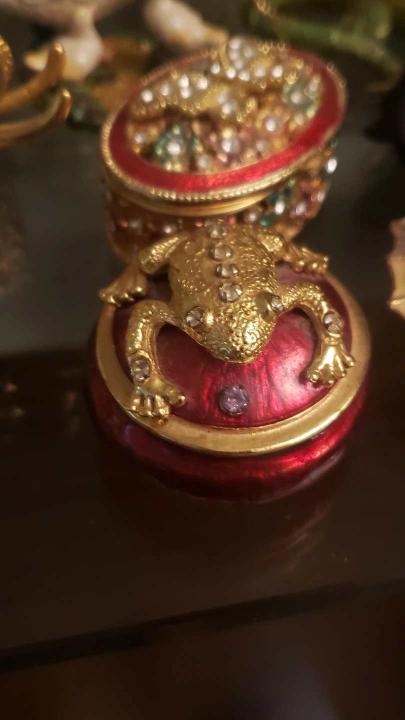 Decorative frog trinket box