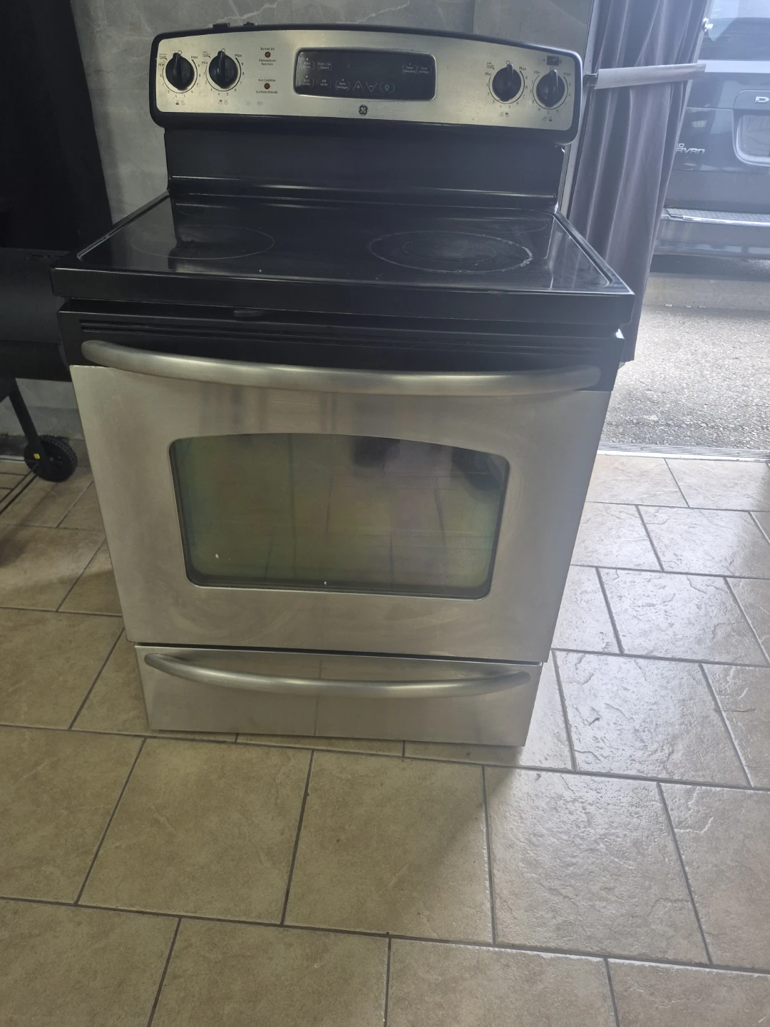GE Electric Range with Glass Cooktop