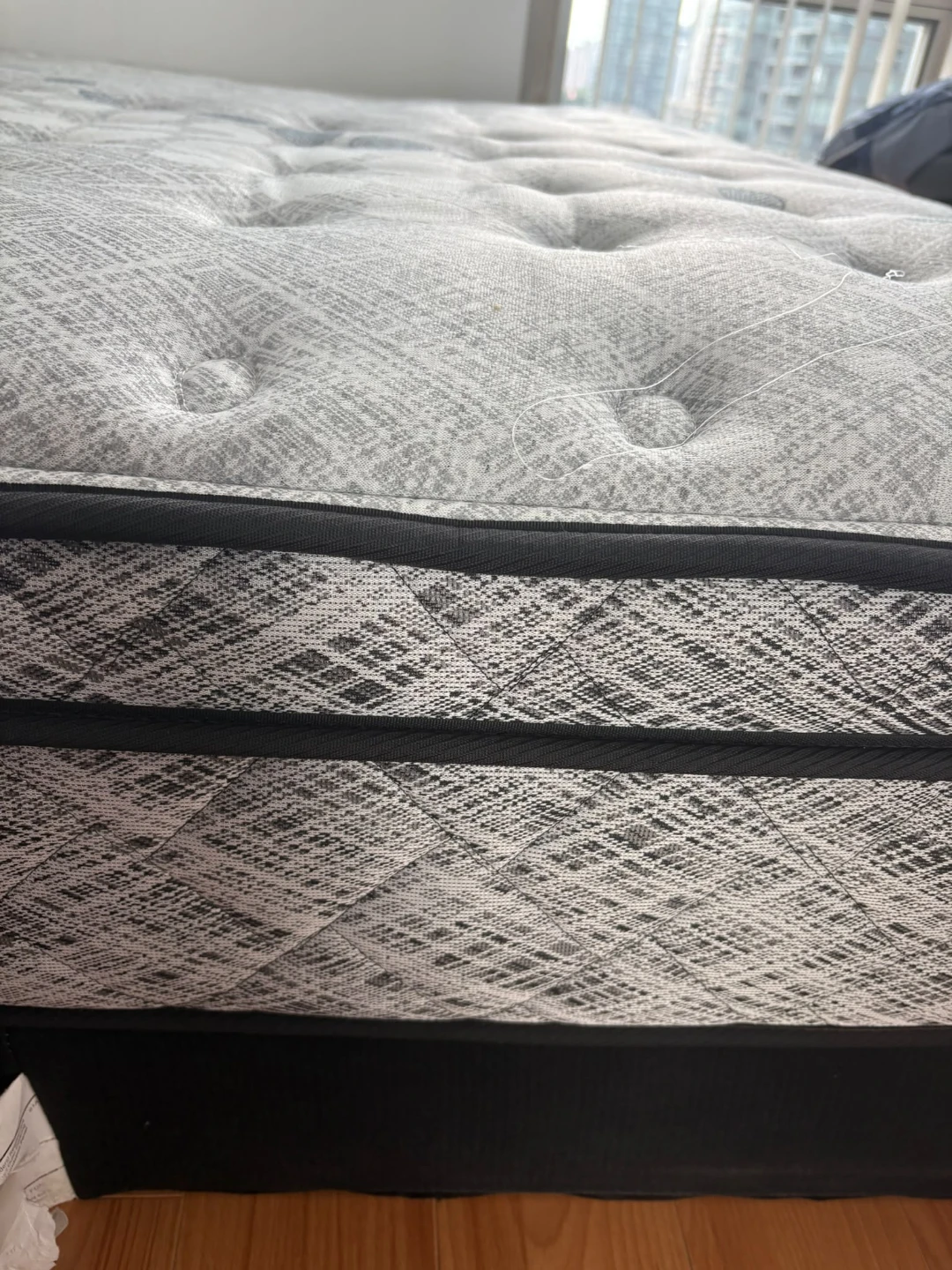 Sealy Posturepedic Mattress queen - photo 3
