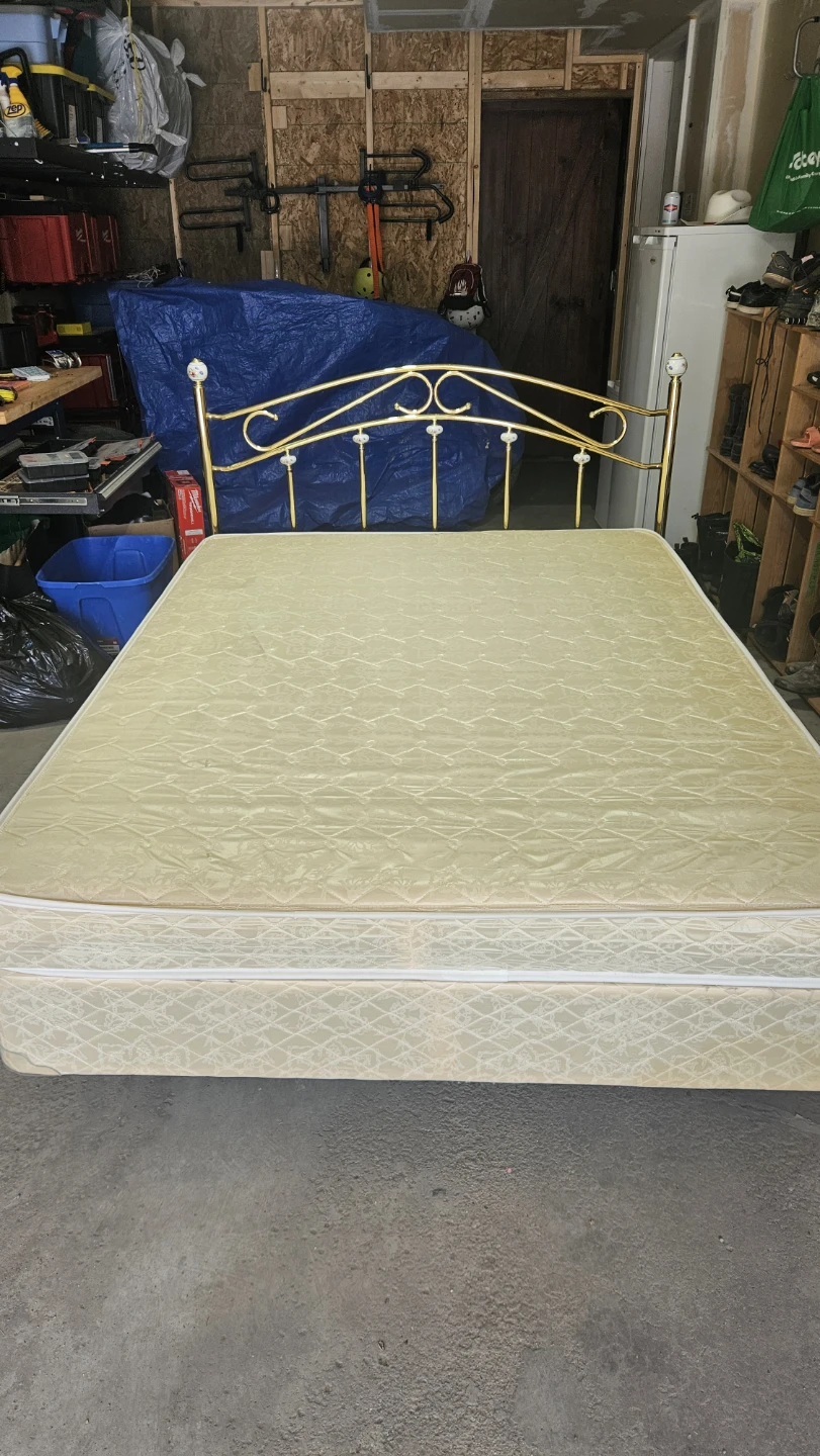 Contour Collection Caroline Gold Metal Bed Frame - photo 3