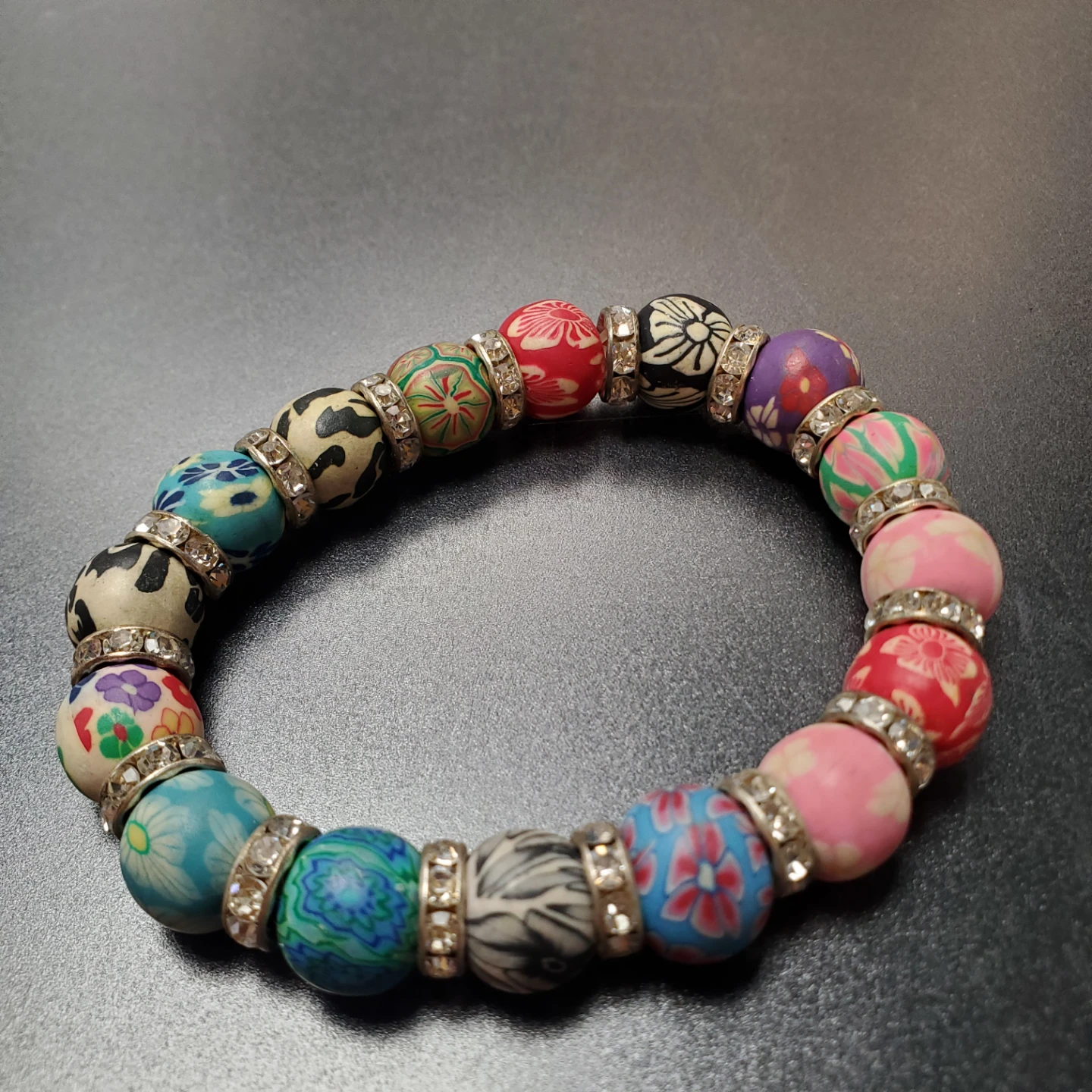 Multicoloured patterned bead bracelet🏈