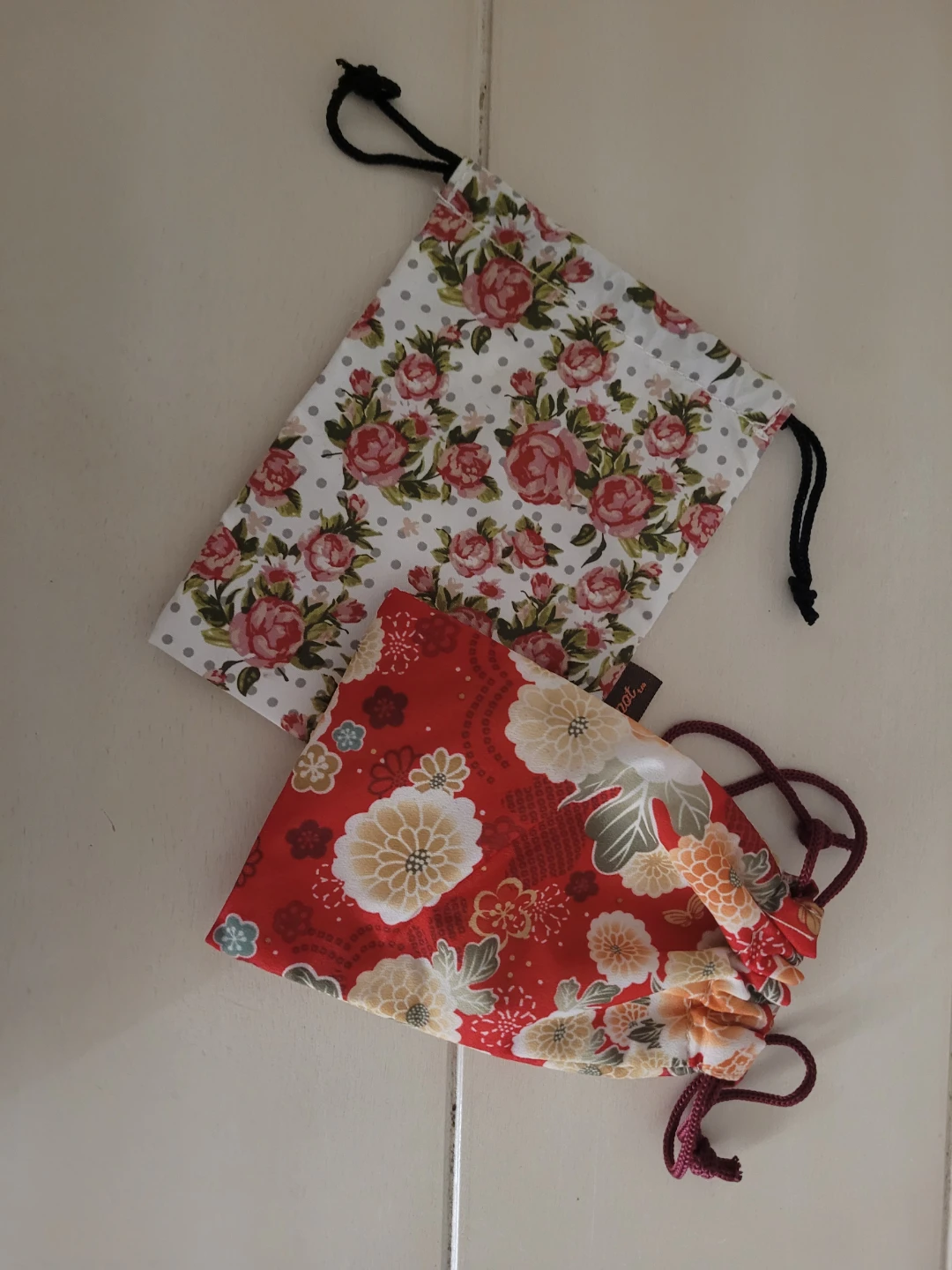 Floral pattern hand mirror with drawstring pouch - photo 3