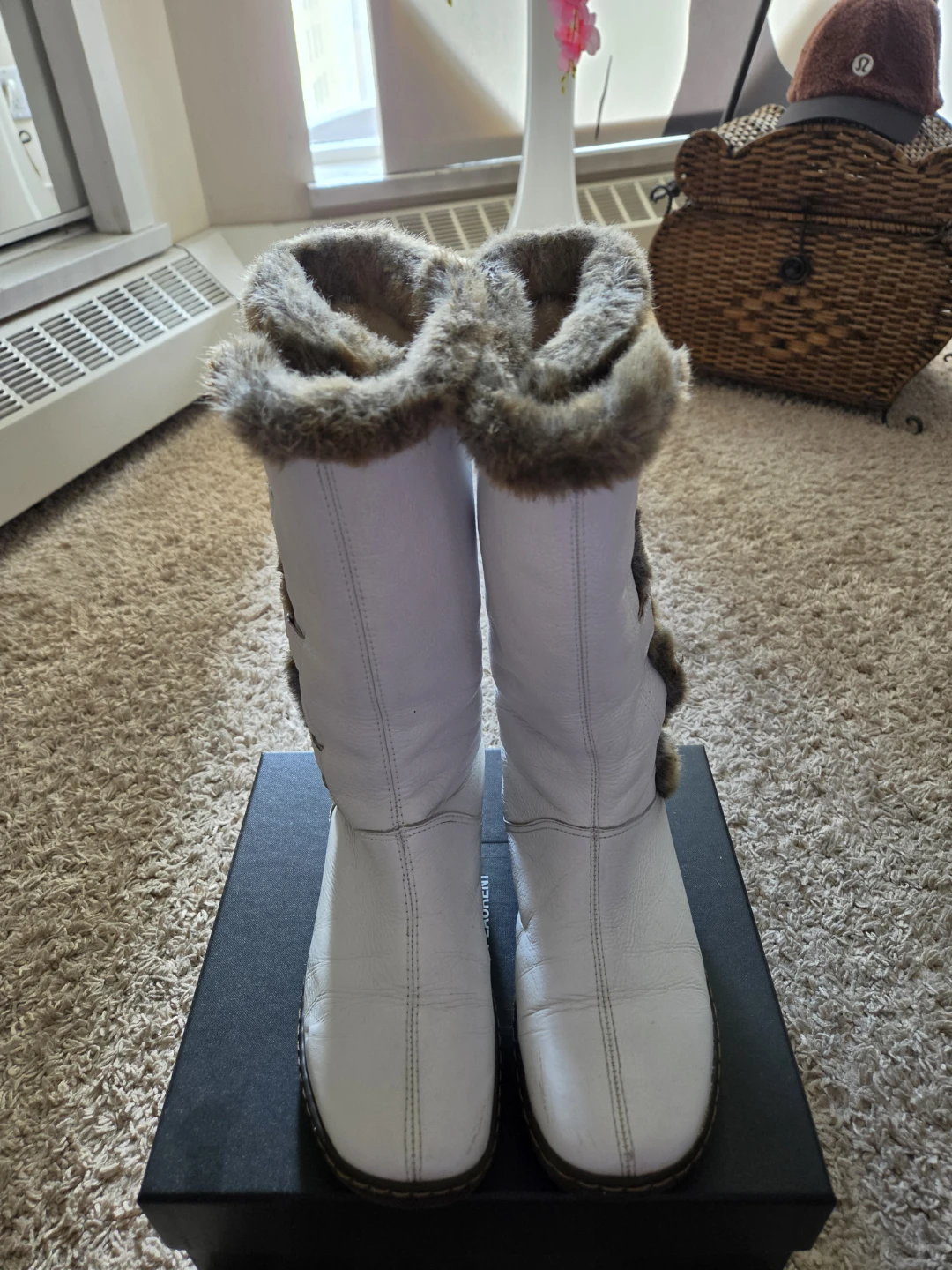 White winter leather boots with faux fur trim - photo 2