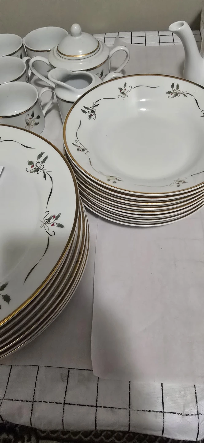 Holiday dinnerware set with gold trim - photo 4