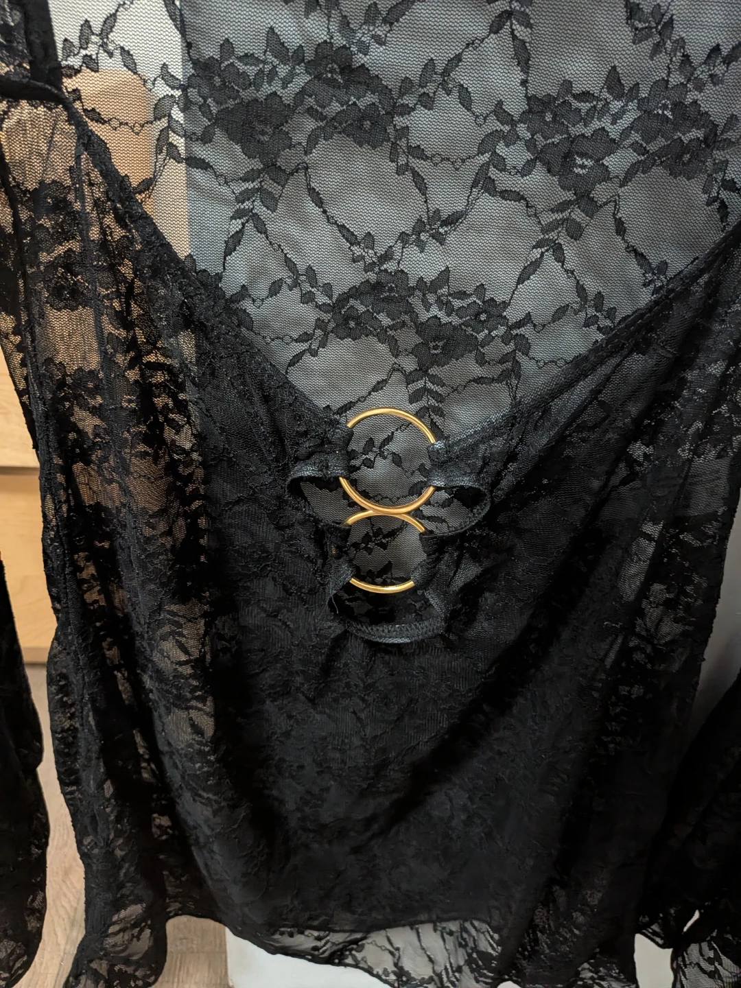 Black lace top with gold ring detail - photo 3