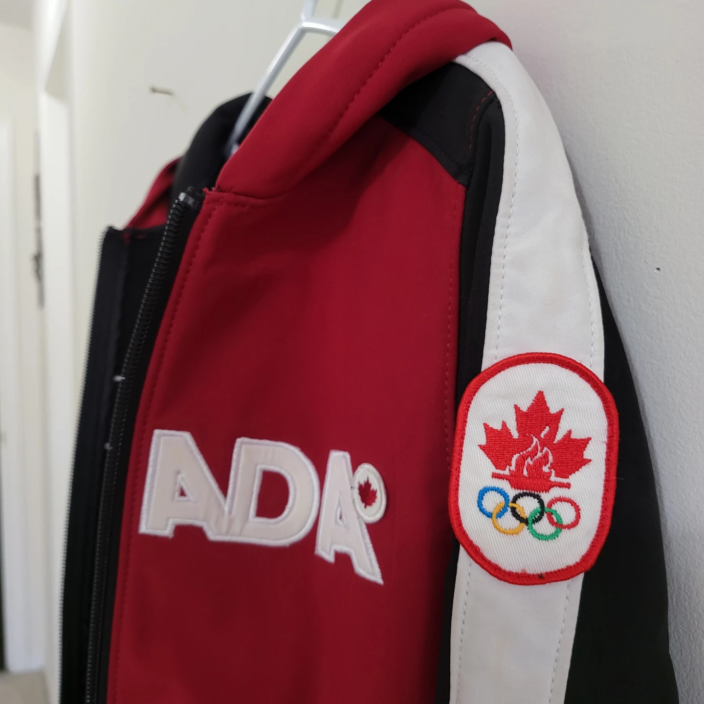 2010 Vancouver Olympics Team Canada Jacket (Girls 10/12) - photo 4
