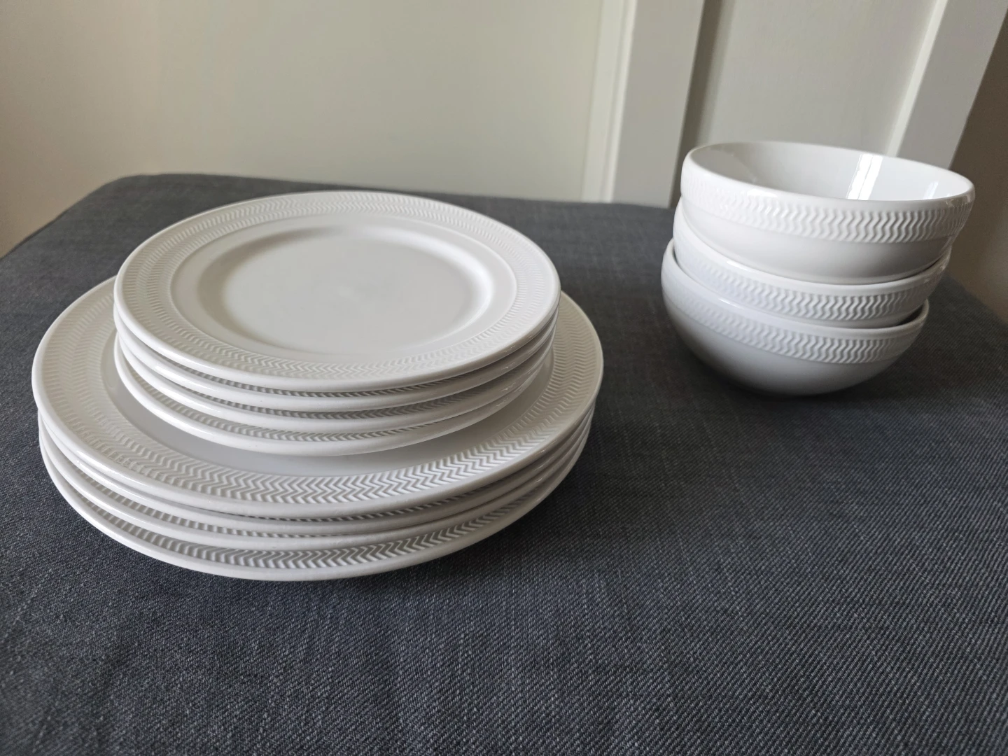 White ceramic dinner plates and bowls set