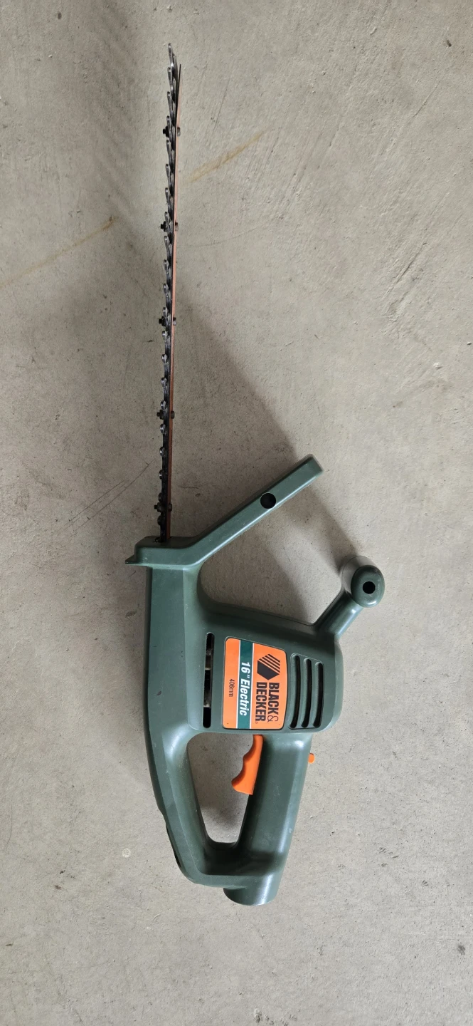 Black & Decker 16" Electric Hedge Trimmer - photo 2