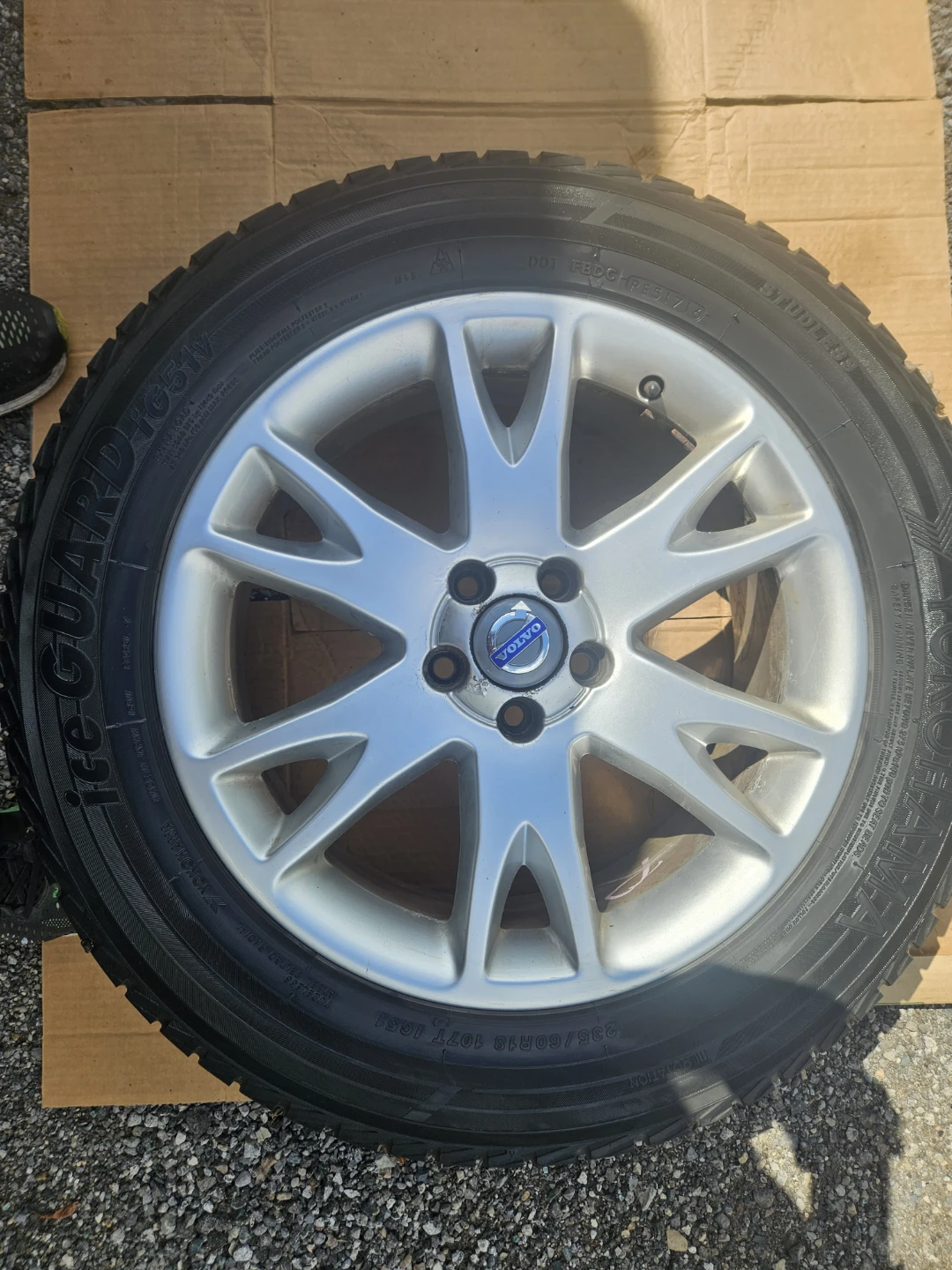 Set of 4 Yokohama IceGUARD Tires with Volvo Rims