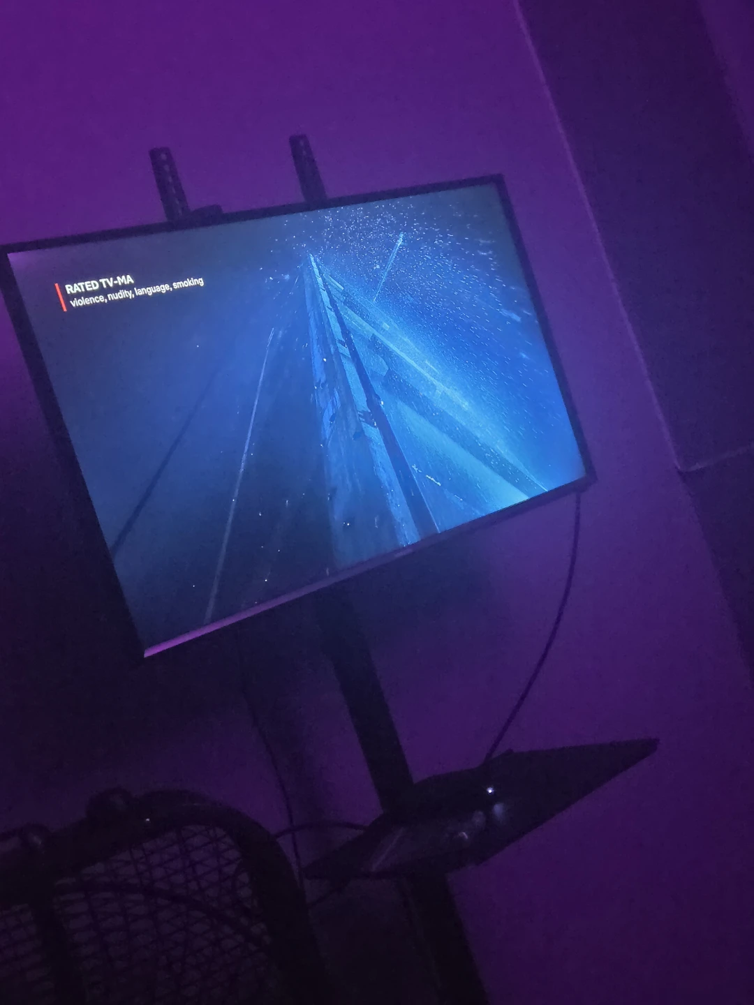 Samsung Smart TV on Floor Stand 32 inch - photo 2