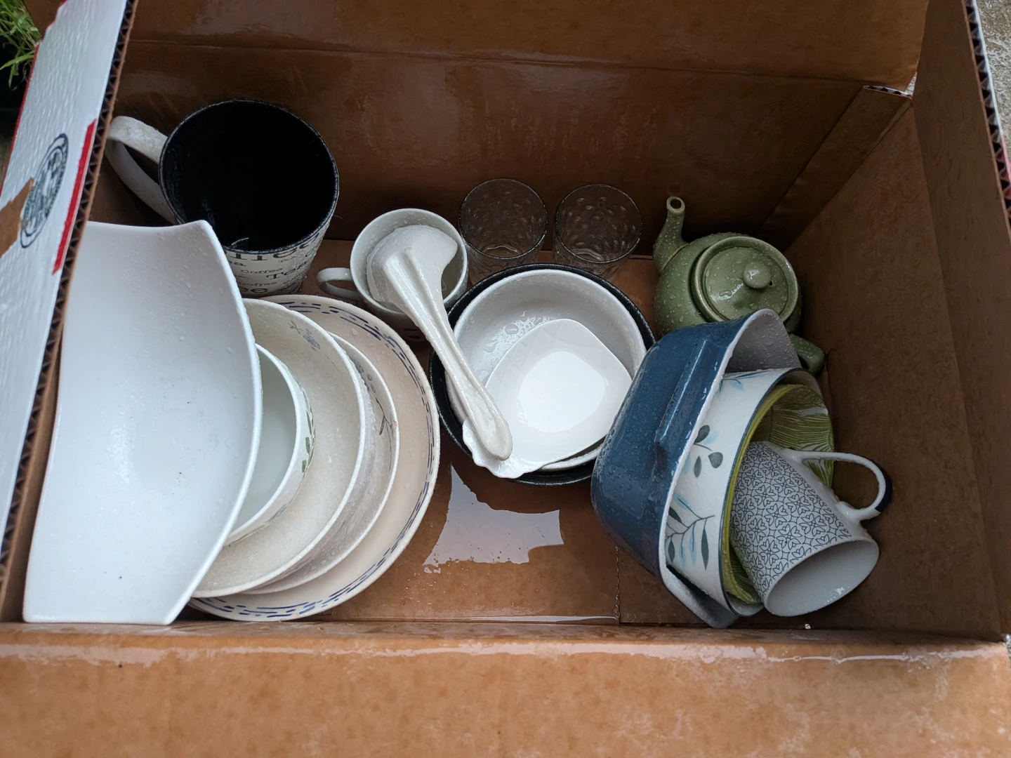 Assorted kitchenware and dish set
