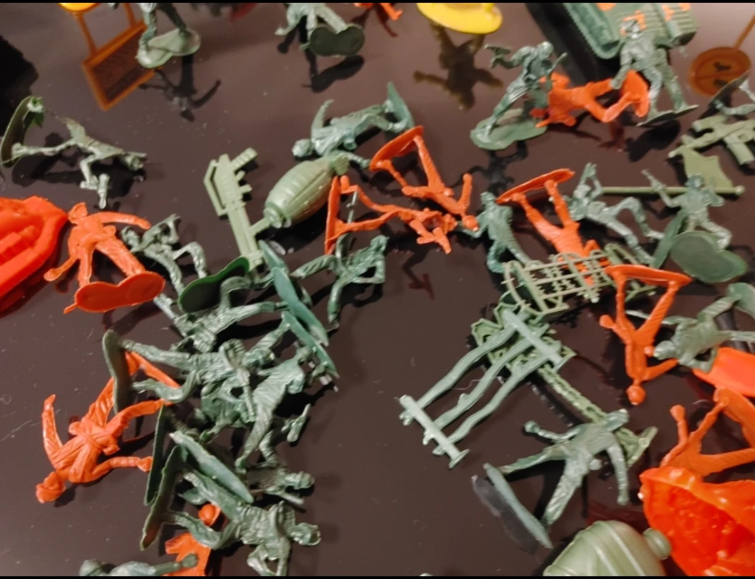 Assorted Army Men and Military Playset - photo 3
