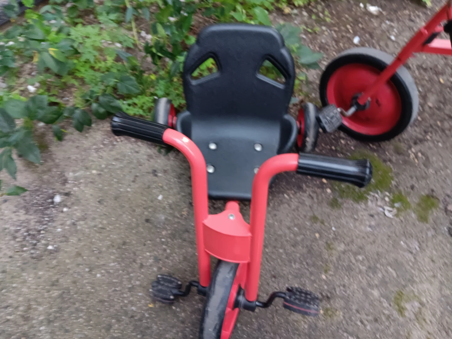 Red and black toddler tricycle - photo 2