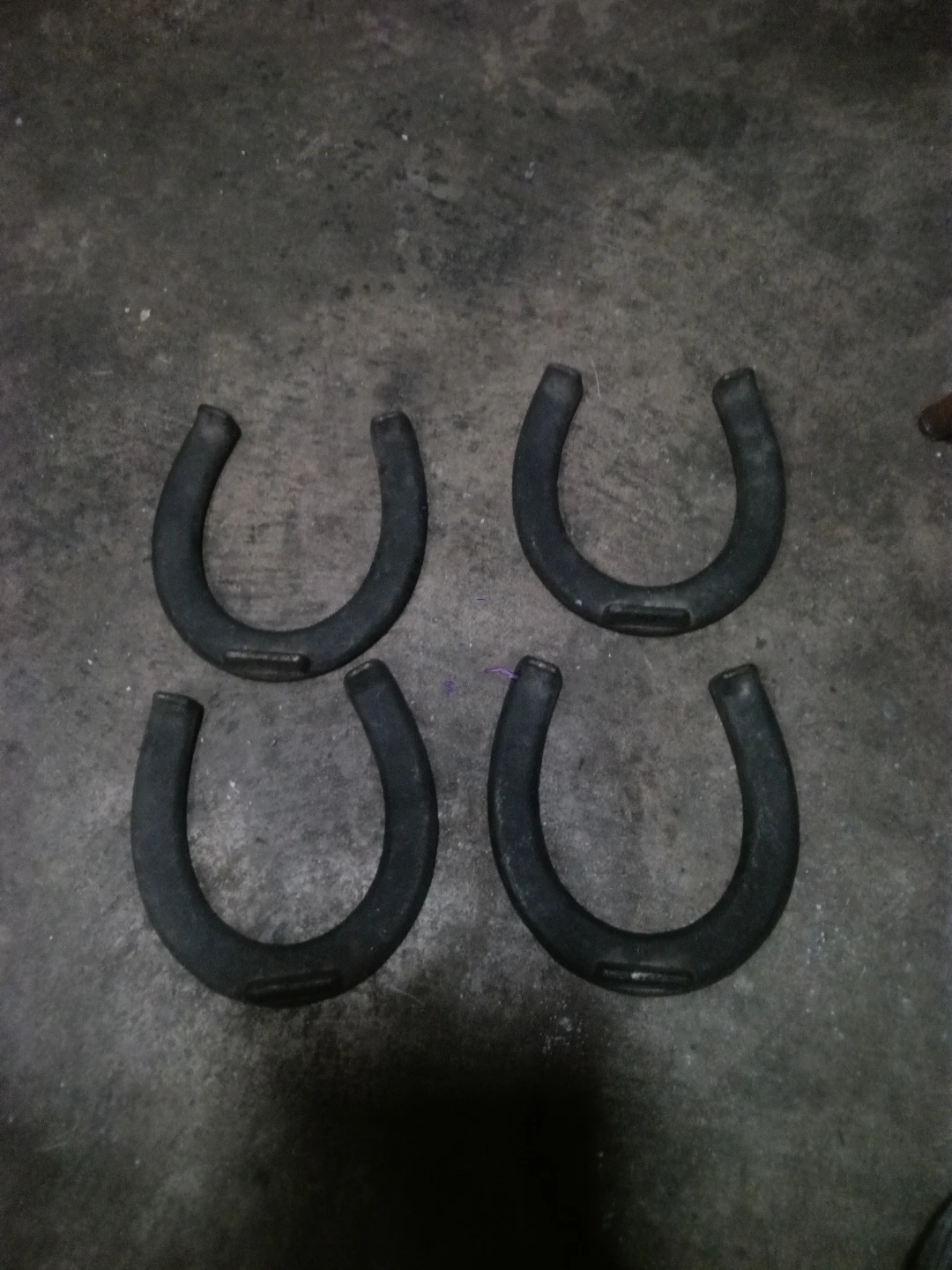 Set of 4 metal horseshoes