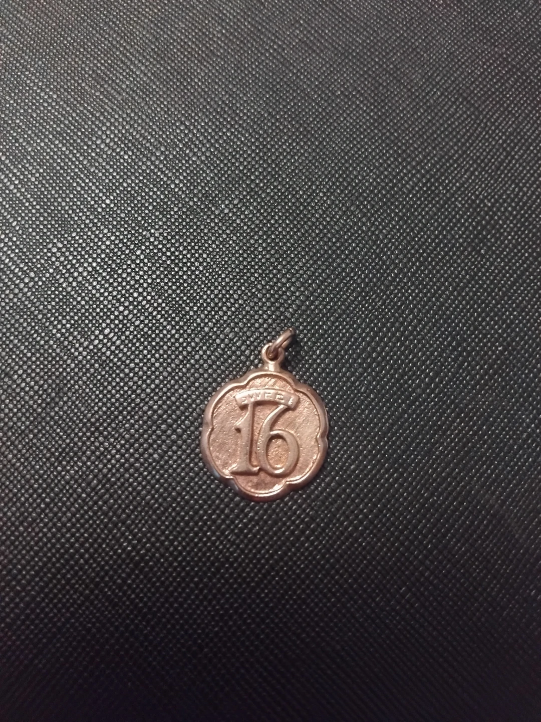 Two 10k gold charms - photo 3