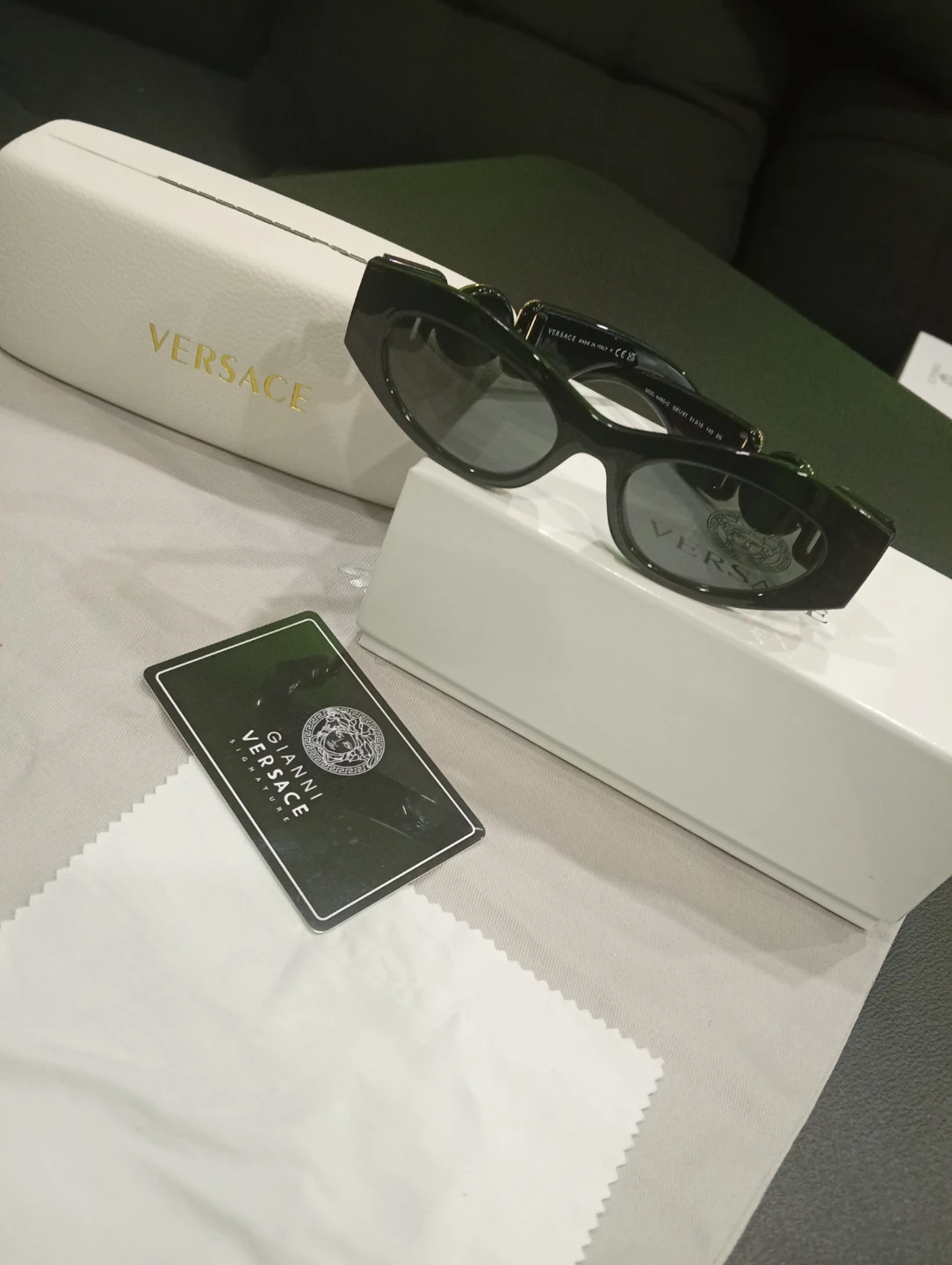 Versace Black Sunglasses unisex - photo 5