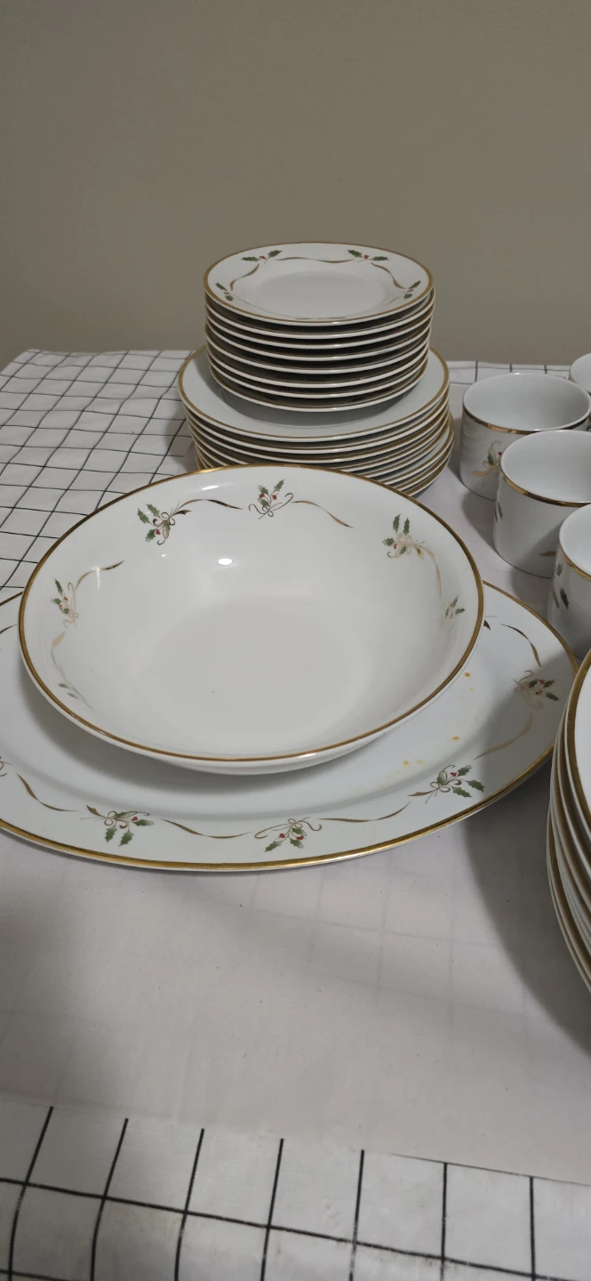 Holiday dinnerware set with gold trim - photo 5